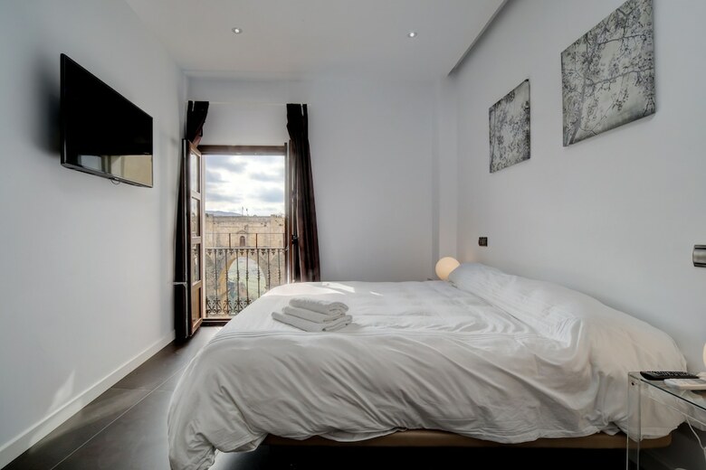 Wonderful Views In Luxury Apartment