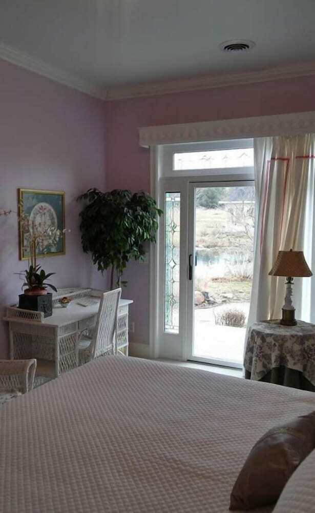 Bed & Breakfast Inntiquity A Country Inn