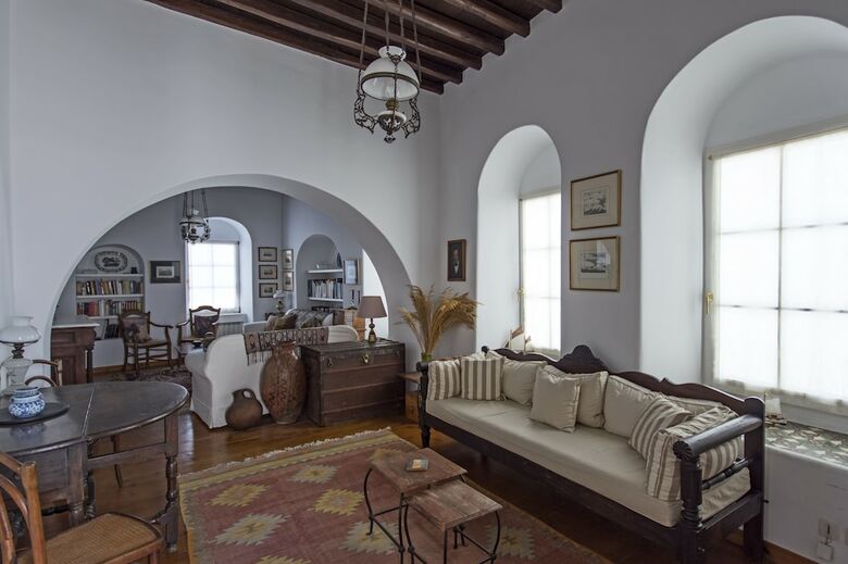 Villa Erato Traditional Town House