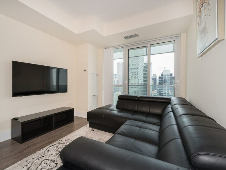 Toronto Rooms And Suites (300 Front St)