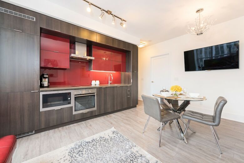 Toronto Rooms And Suites (300 Front St)
