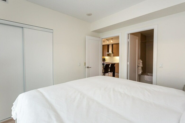 Toronto Rooms And Suites (300 Front St)