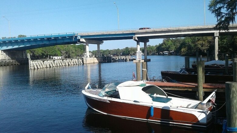 Hotel Astor Bridge Marina & Motel