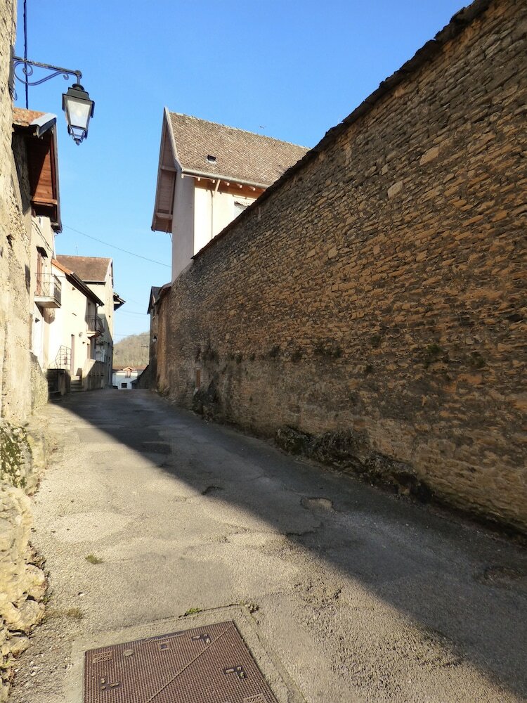 La Cour De Cr�mieu