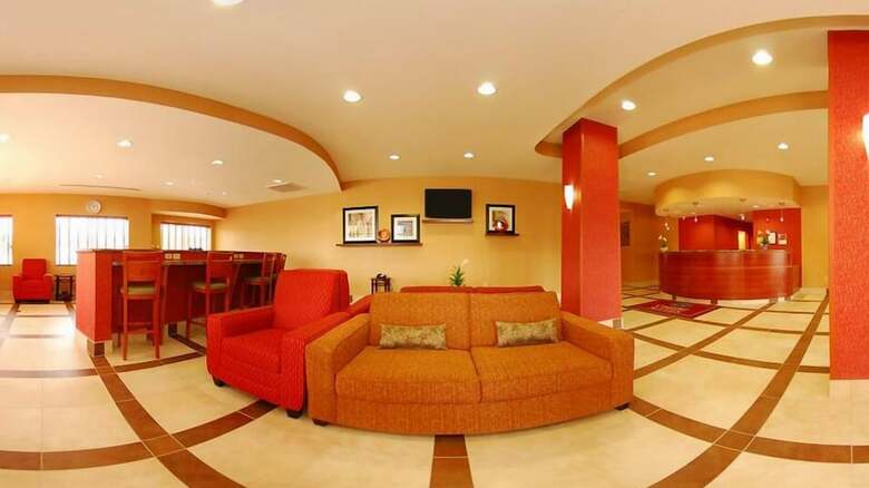 Hotel Comfort Suites Airport