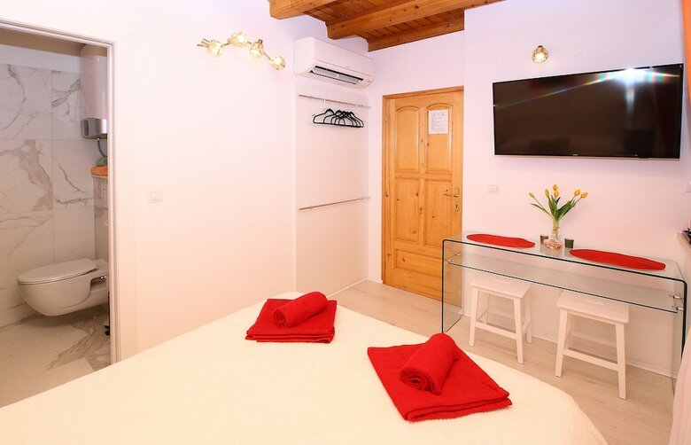 Apartamentos Melek Accommodations