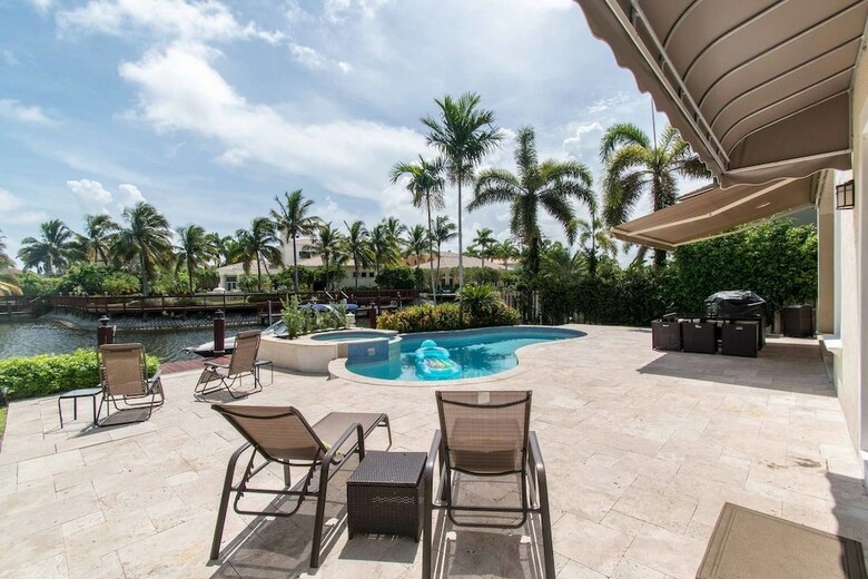 Gorgeous 5 Bedroom Home W/heated Pool Canal Front