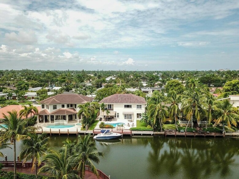 Gorgeous 5 Bedroom Home W/heated Pool Canal Front