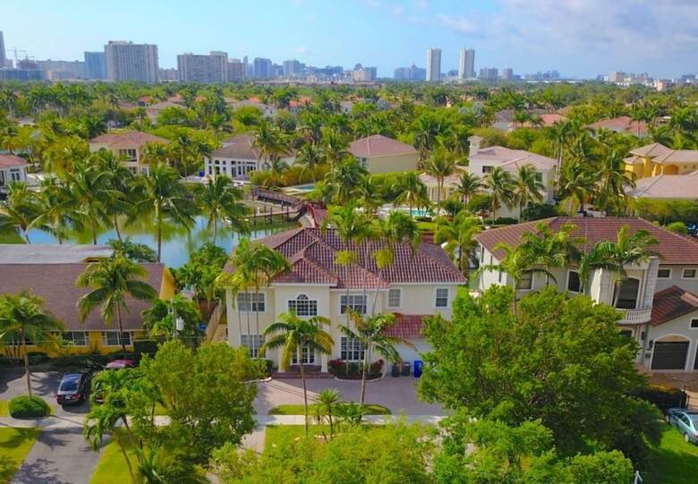 Gorgeous 5 Bedroom Home W/heated Pool Canal Front