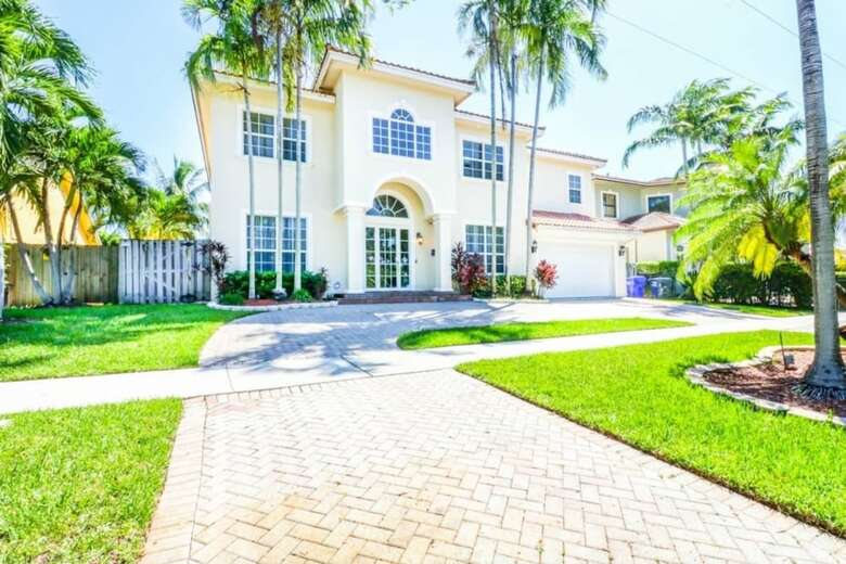 Gorgeous 5 Bedroom Home W/heated Pool Canal Front