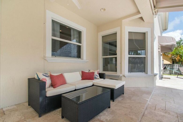Gorgeous 5 Bedroom Home W/heated Pool Canal Front