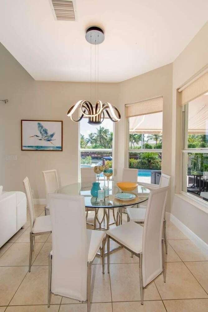 Gorgeous 5 Bedroom Home W/heated Pool Canal Front
