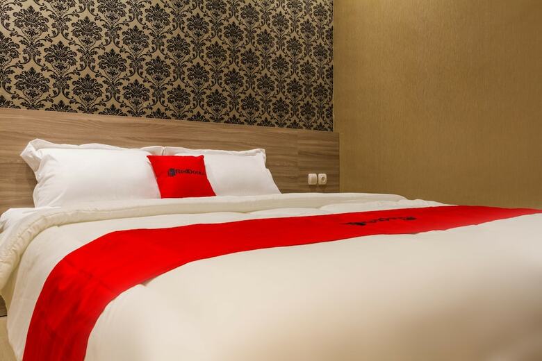 Hotel Reddoorz Plus @ Dipatiukur