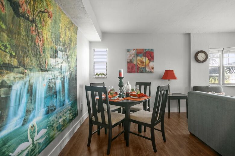 2 Bedroom Deluxe Apt On Collins Ave