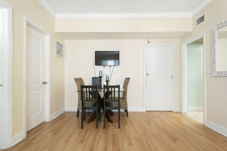 2 Bedroom Deluxe Apt On Collins Ave