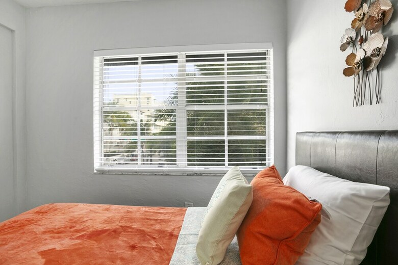 2 Bedroom Deluxe Apt On Collins Ave