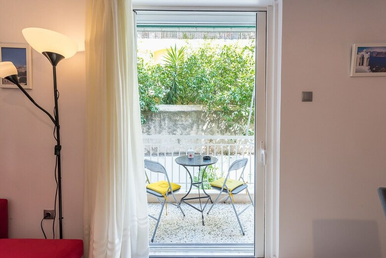 Central & Cozy Apartment With Balcony