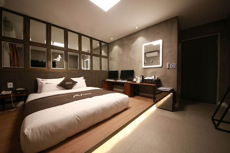 Avenue Hotel