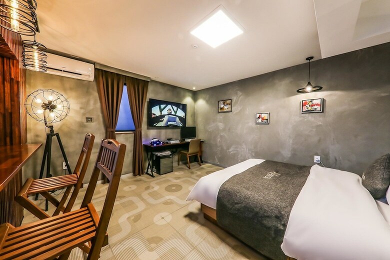 Avenue Hotel