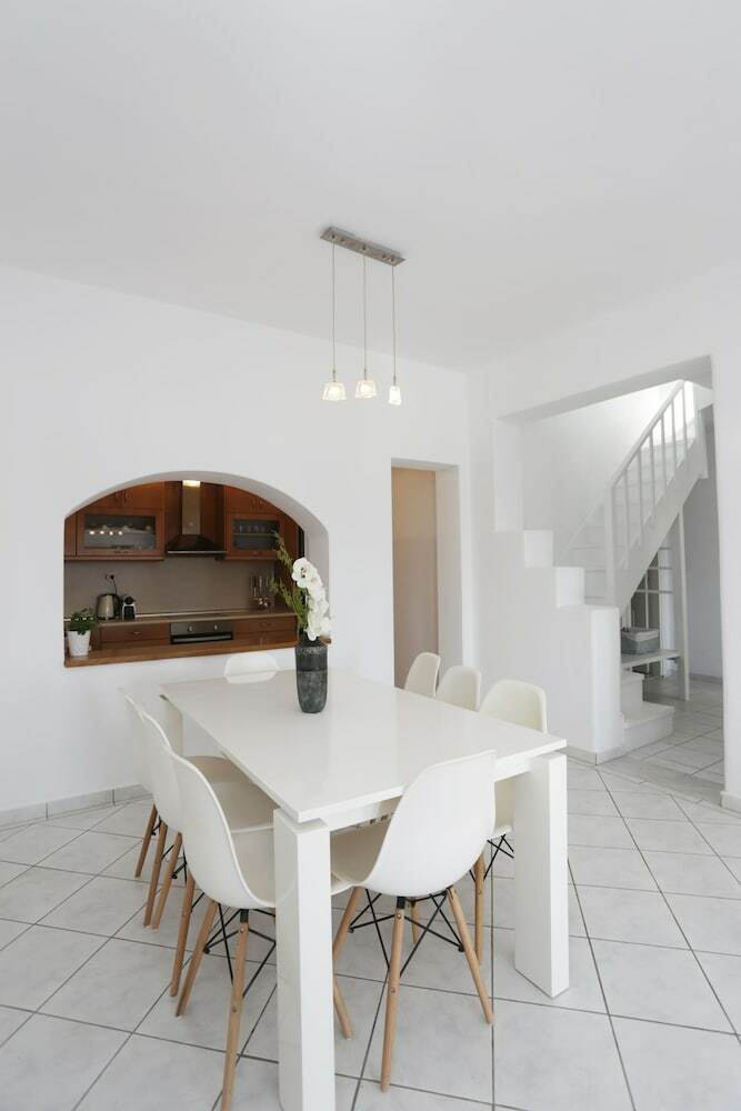 Aella Villa