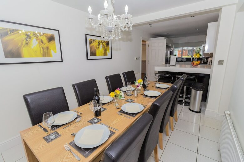 Luxury 5 Bed House In Windsor