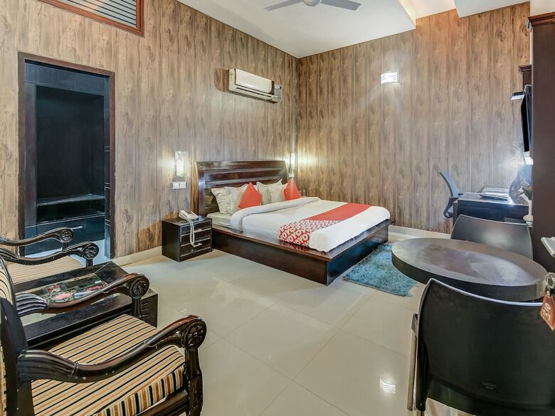 Oyo 27999 Hotel Deep