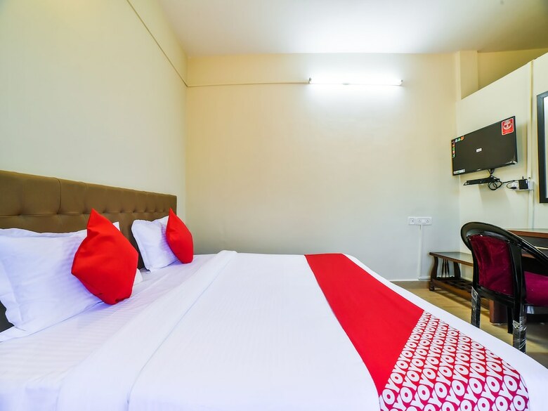 Oyo 28139 Hotel Empire