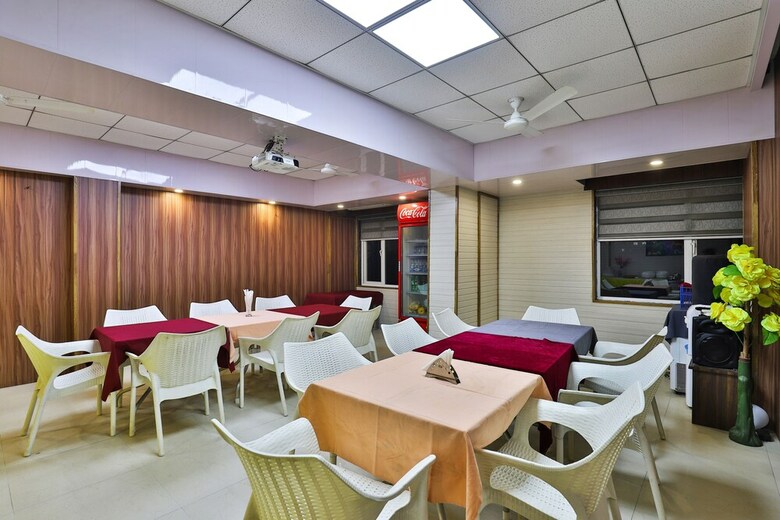 Oyo 25065 Hotel Shree Daan