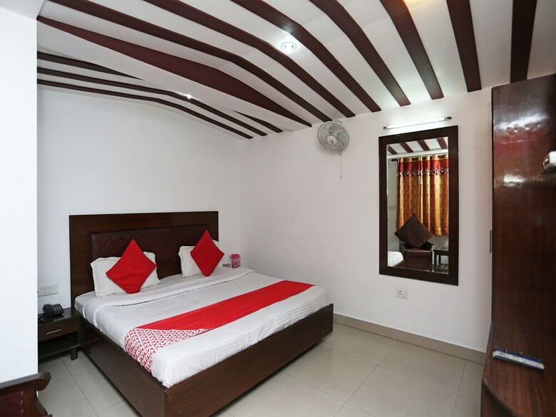 Oyo 18568 Ratan Hotel