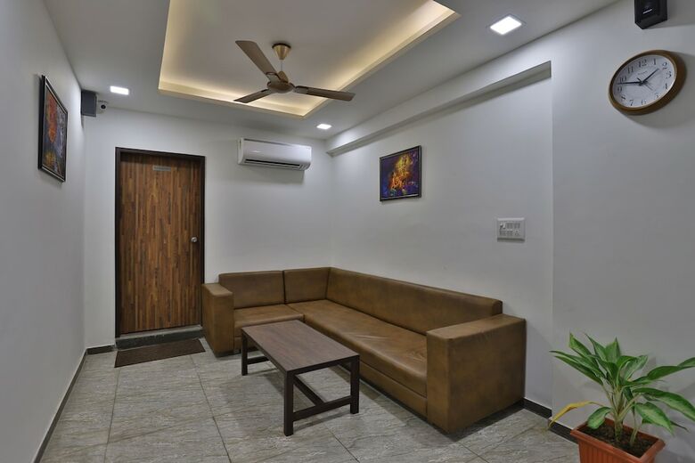 Hotel Oyo 27930 Dev Orchid