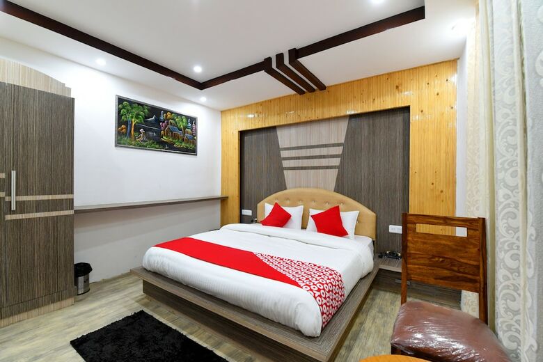 Oyo 14177 Hotel Hhh