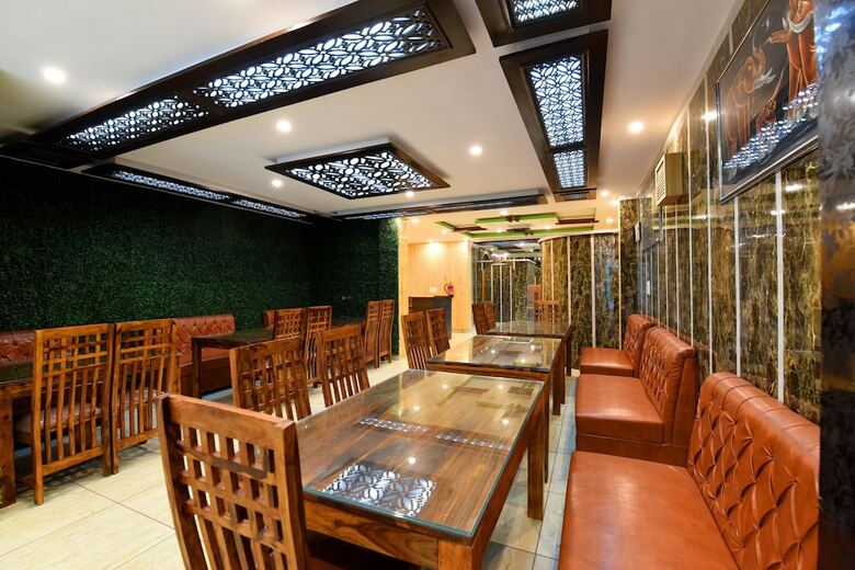 Oyo 14177 Hotel Hhh