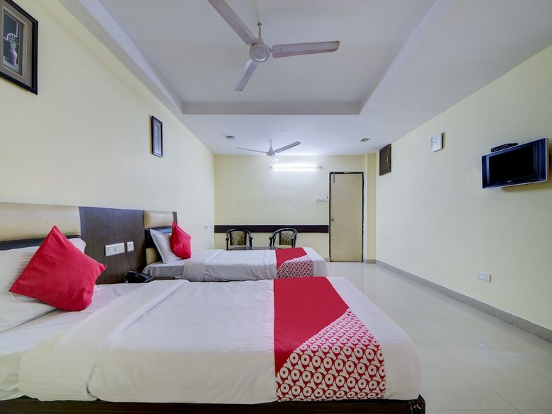 Hotel Oyo 28033 Pradha Grand