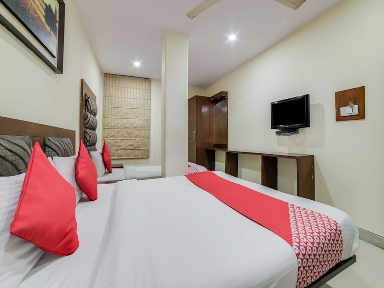 Hotel Oyo 24437 Oxford Deluxe