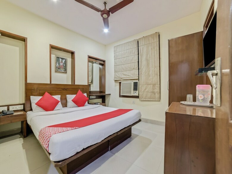 Hotel Oyo 24437 Oxford Deluxe