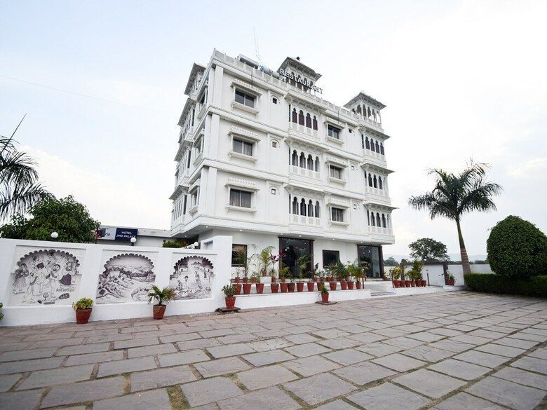 Hotel Oyo 28253 Jmd Palace