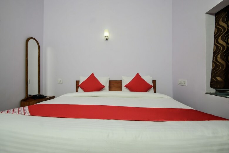 Oyo 18671 Ashirwad Palace Hotel
