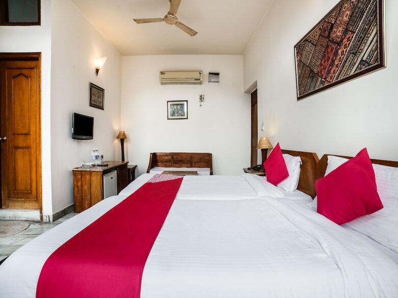 Oyo 27041 Hotel Luna Rosa