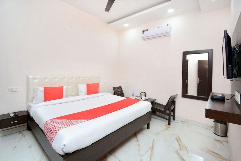 Oyo 28282 Hotel J J Crown