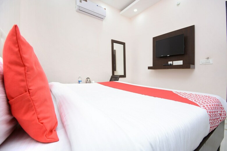 Oyo 28282 Hotel J J Crown