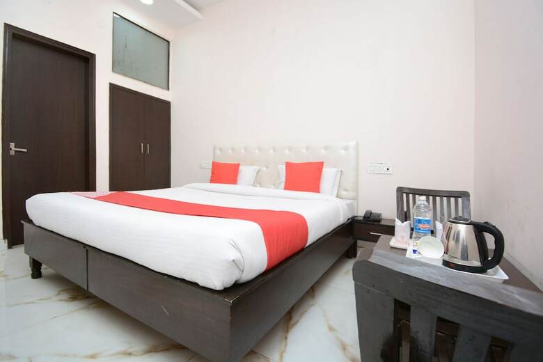 Oyo 28282 Hotel J J Crown
