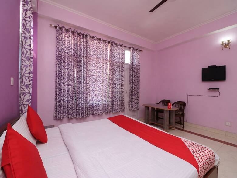 Oyo 27694 Moksh Hotel