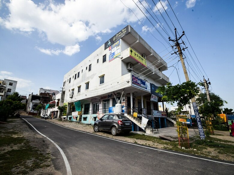 Oyo 18738 Hotel Saniya