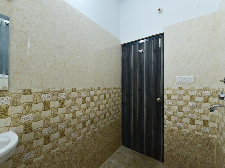 Oyo 23085 Baba Hotel