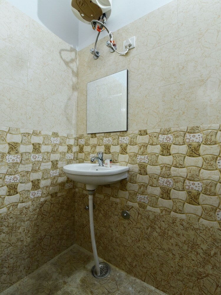 Oyo 23085 Baba Hotel