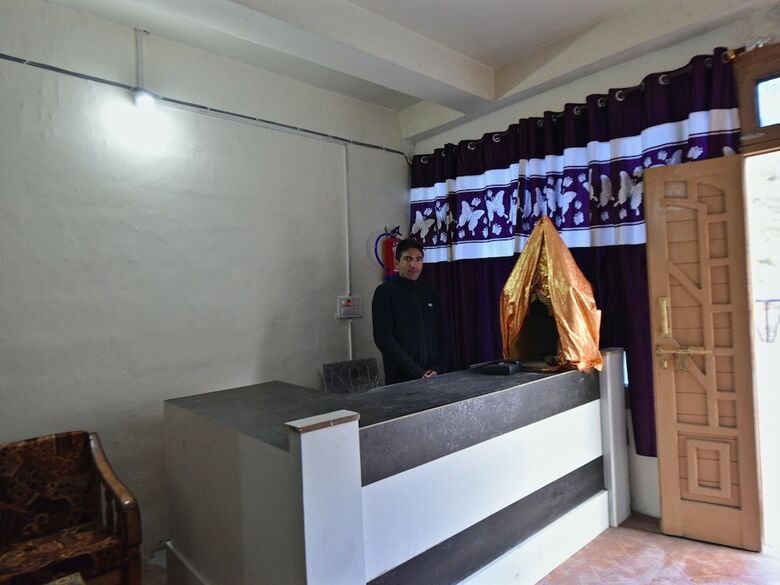 Oyo 27987 Hotel Veer