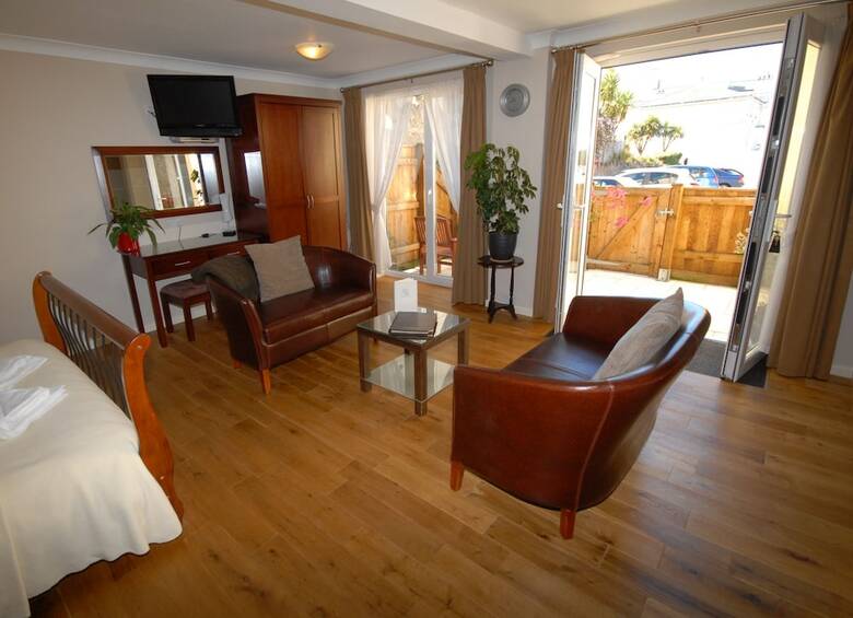 Riviera Lodge Hotel