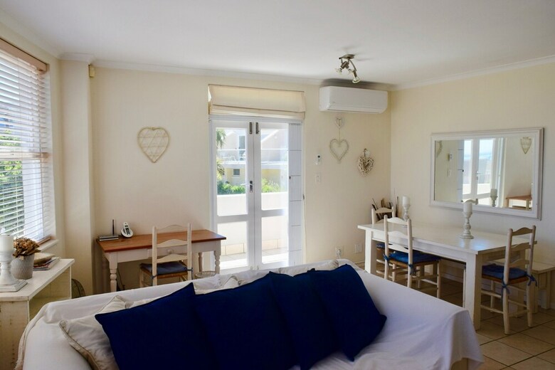 2 Bedroom Apartment Nestled Under Devil's Peak