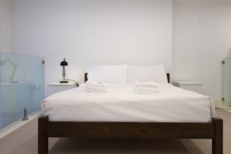 Stylish Loft-style Apartment Close To Overground