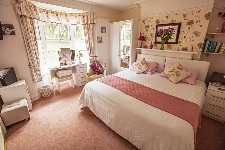 Cladda House & Holiday Apartments